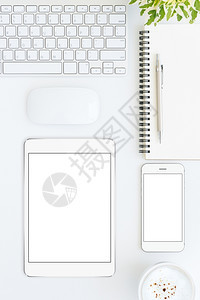 工作场所白表格式垂直顶视图上的电话和平板脑空白屏幕表格式垂直顶上的电话和平板脑空白屏幕细胞笔记本图片