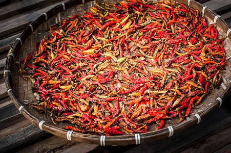 红辣椒干热篮子在亚市场自然健康水果图片