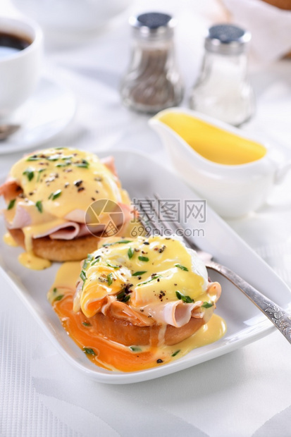 香脆的一顿饭早餐最好的蛋本尼迪克特油炸的英国面包火腿偷鸡蛋和美味的荷兰奶油酱英语图片