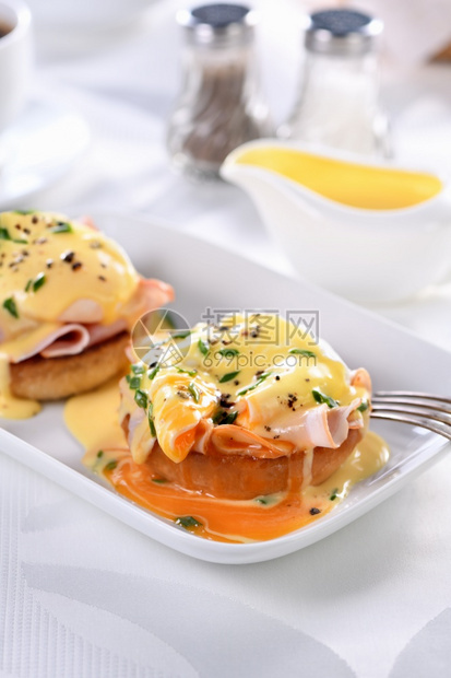 令人满意洋葱一顿饭早餐最好的蛋本尼迪克特油炸的英国面包火腿偷鸡蛋和美味的荷兰奶油酱图片