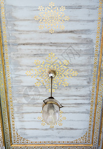 亭奢华老旧的电灯挂在泰国寺庙空间传统泰国展厅的大理石天花板上面挂着古老的电灯复图片