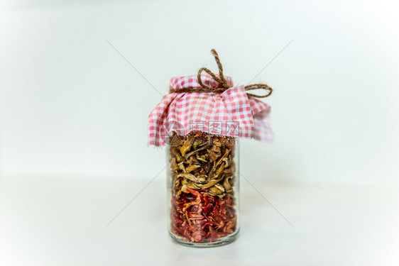 有机的一罐干香料玻璃中的红辣椒和青Grandmarsquos空白玻璃罐中自制的晒干红辣椒和青燥脱水图片