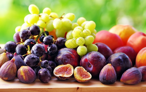 鲜水果熟新紧闭李子桃无花果和葡萄颜色黄的甜点图片