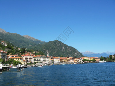 港口意大利著名的科莫湖Menaggio镇湖边村庄图片