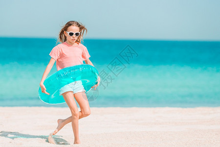 情感异国调水在热带海滩玩耍的小女孩可爱姑娘在海滩上玩在caribbean度假期间图片
