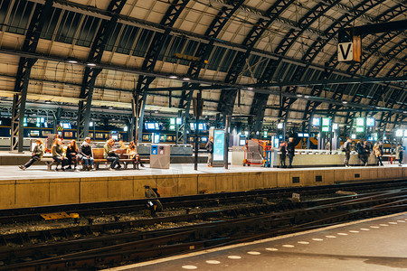 速度配备现代内地和平台的黑暗大火车站城市电的图片