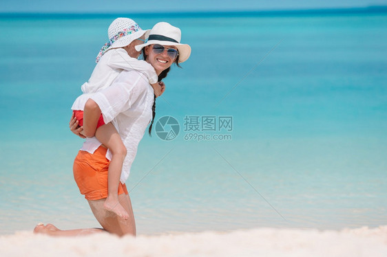 肖像颜色海滨妈和小女儿在海滩上加勒比美丽的母女享受暑假图片