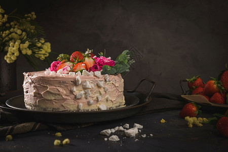 草莓蛋糕海绵加上鲜草莓和黑底酸奶油的厨师甜点图片