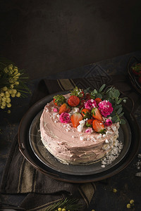 庆典草莓蛋糕海绵加上鲜草莓和黑底酸奶油浆果糖图片