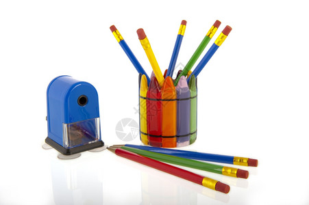 染色背部班级一块彩色的铅笔拼贴在一个杯子中蓝色的铅笔磨刀在白色背景上被隔绝图片