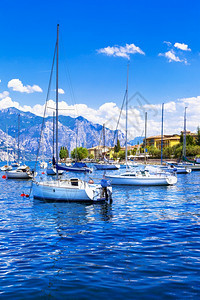 景观欧洲最美丽的湖泊之一与意大利北部帆船的LagodiGarda观光采取钓鱼图片