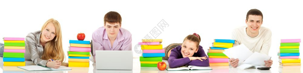男孩们女教科书2名年轻男学生和2名女阅读书籍在白色背景上撒谎彩色照片特辑图片