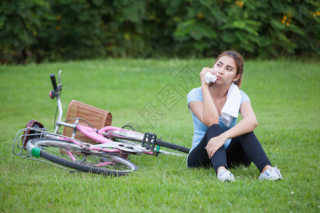 骑自行车的人快乐年轻妇女在健康生活方式之外骑自行车参加活动享受户外图片