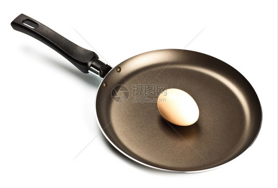 炸锅上的褐色生蛋白纸上孤立黑色的可口复活节图片