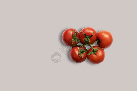 新鲜的绿色顶端在灰背景上隔离的红色西柿适合您的设计工程可口图片