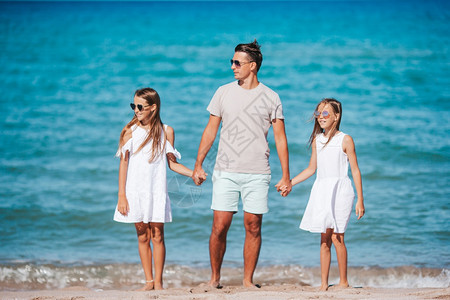 姐男人团结父亲和孩子在沙滩上享受暑假家庭期快乐美丽的家庭在热带海滩的度假中图片