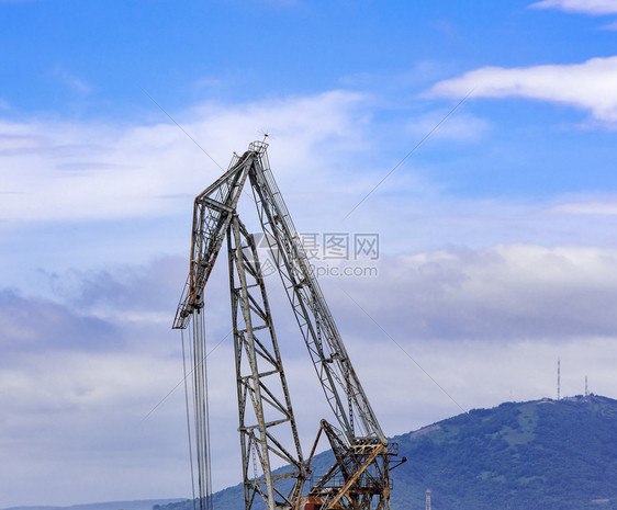 工业的蓝色天空背景起重机工程塔图片