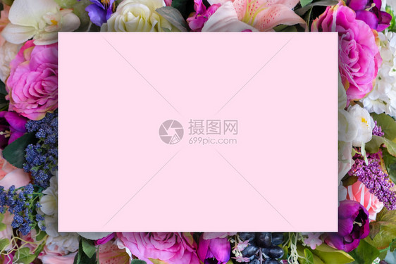 装饰信息笔记粉色纸贴在各种花朵上情人节的概念图片