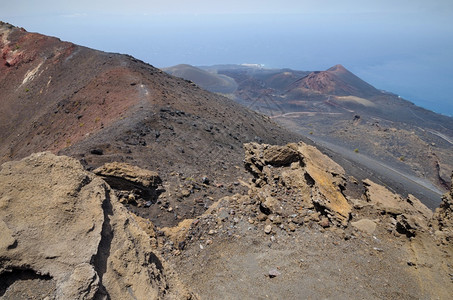 松树干旱西班牙加那利群岛拉帕尔马的圣安东尼奥火山景观旅行图片