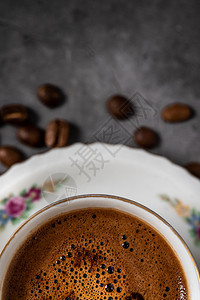 黑暗的斋月盘子石桌上的土耳其咖啡和壶图片