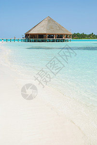马尔代夫美丽的热带沙滩和木制平房自然酒店假期图片