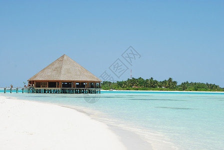 屋夏天马尔代夫美丽的热带沙滩和木制平房小岛图片