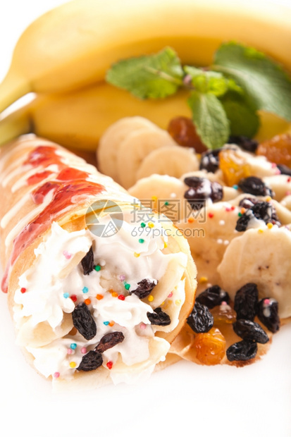 卷配有甜奶油和水果的薄煎饼轧制金图片