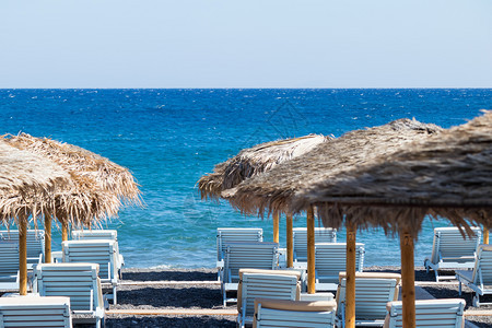 桑托里尼带雨伞和甲板椅的海滩目地希腊语爱琴海图片