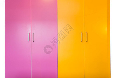 五颜六色的粉红和橙新刷的墙壁和橱门关闭隔离在白色现代设计彩粉红和橙新刷的墙壁和橱门关闭隔离在白色正面板贮存图片