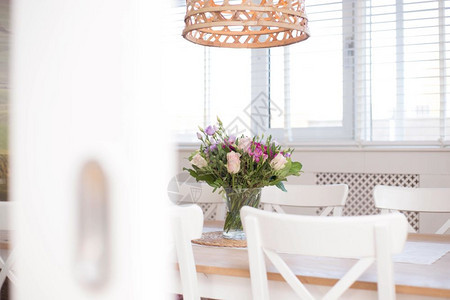 休息室咖啡舒适的餐厅内部在现代房屋的白色间内装饰着鲜花朵图片