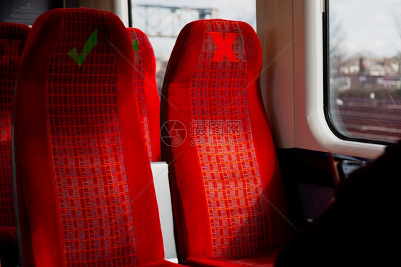 分数配有因冠状导致社会不安定警告标记的火车座椅红色到期图片