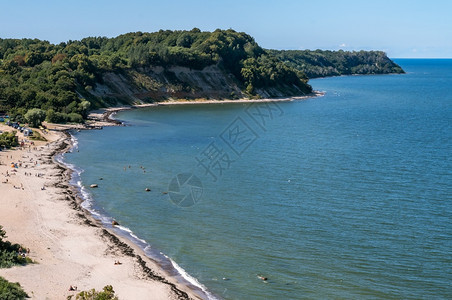 风景优美绿松石海从上方俯瞰平静的海景面光滑波罗的海平静面绿松石景岩岸宁静浪图片