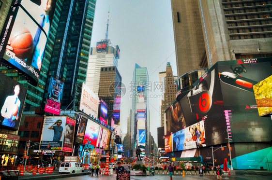 克拉夫琴科结时代2015年月4日早上纽约市Irsqopos主要商业交叉路口及曼哈顿中城区位于百老汇街和七大道交处的街区校对Por图片