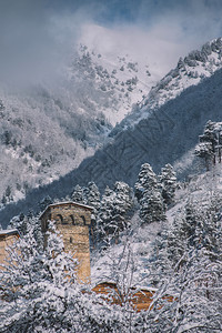 美丽的冬季风景与古老城堡在佐治亚斯瓦涅蒂梅提亚在雪中乡村的镇自然图片