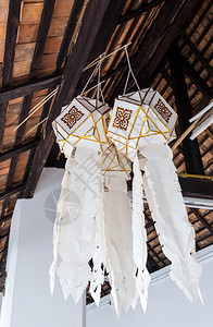 竹子团体艺术传统泰国风格的手工艺纸灯笼挂在泰国教堂的天花板上是泰国传统风格的手工艺纸灯笼图片