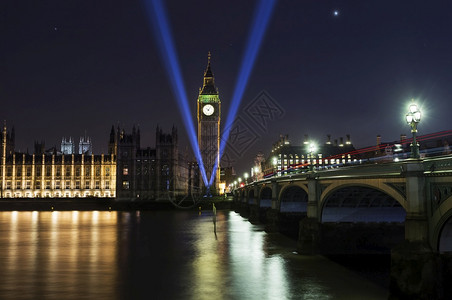 城市景观WestminsterAbbey和BigBen在伦敦泰晤士河上空在二战晚纪念日对河流进行反省水修道院图片