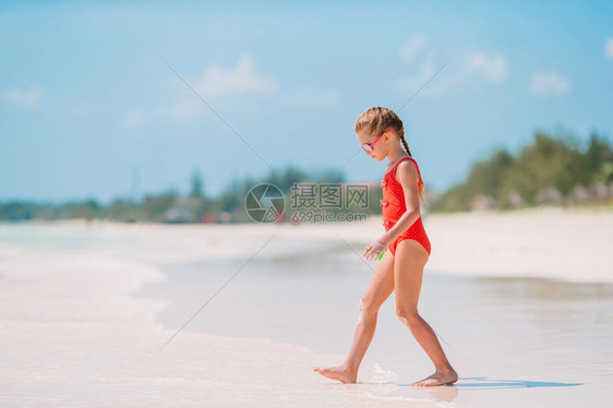 孩子海岸线地平在滩上散步的小女孩和在海滩玩可爱的小姑娘在蜜蜂度假的时候在海滩上玩图片