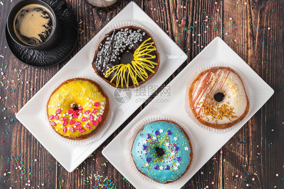 磨砂最佳美味甜圈装饰木制桌上有各种装饰品糖图片