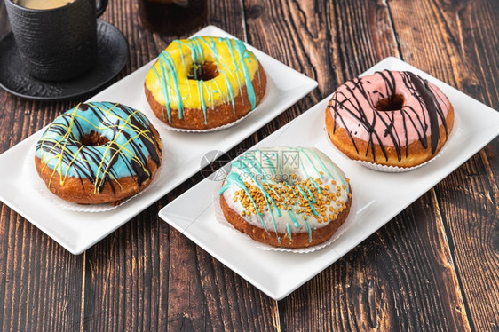 美味甜圈装饰木制桌上有各种装饰品咖啡刨冰糕点图片
