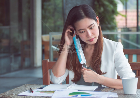 户外戴口罩工作的女性图片