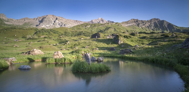 勘探敬畏在高山的湖中有泊上山岳的映像风景图片