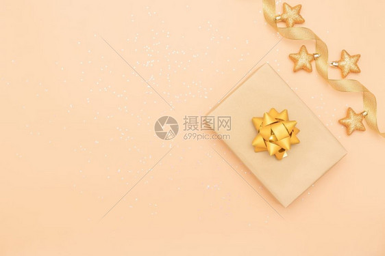 生日圣诞节或结婚仪式用金弓和底星的礼物盒或送箱用于生日圣诞节或婚礼快乐的女士问候图片