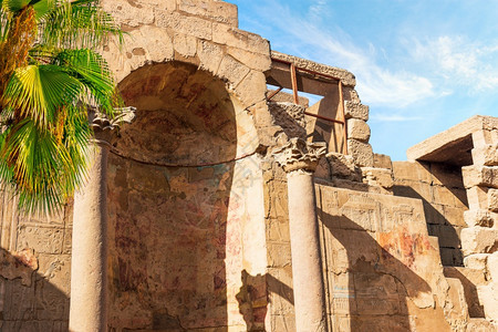 埃及人旅游卢克索寺的被破坏利基和柱子被毁坏的利基和柱子非洲人背景图片