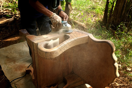 细木工家一名匠用手持电动洗涤器清木材椅子硬图片