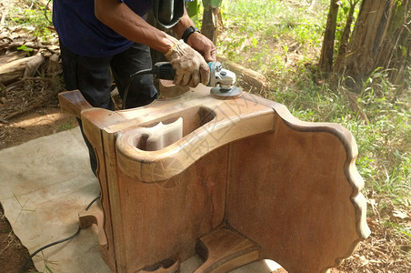 技能男人一名木匠用手持电动洗涤器清木材椅子擦图片