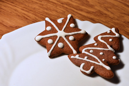 圣诞树和雪花形状饼干图片