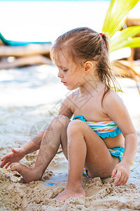 小女孩在海滩上玩沙子图片