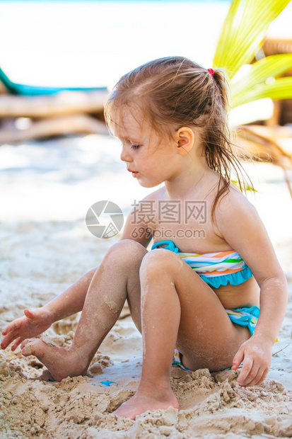 小女孩在海滩上玩沙子图片
