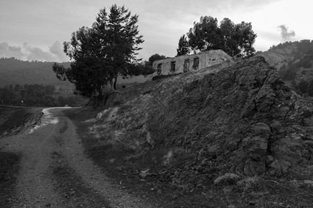 塞浦路斯Tylliria废弃村庄山丘上的废旧房屋黑白轮廓景观帕利卡拉斯图片