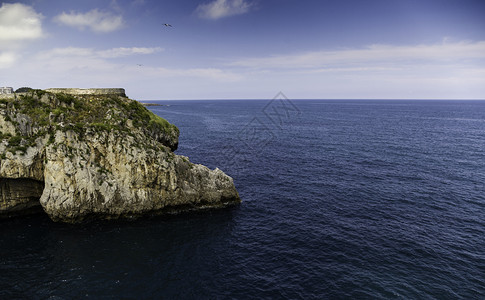 岛波浪海洋的悬崖自然和海水的裂缝细节户外图片